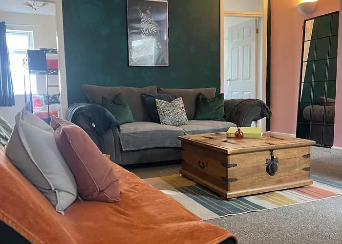 The Hive 2-Bed Apartment With Kitchen And Private Bathroom In Lively Monton Village - Sleeps 4 - Free Wifi - Parking Nearby